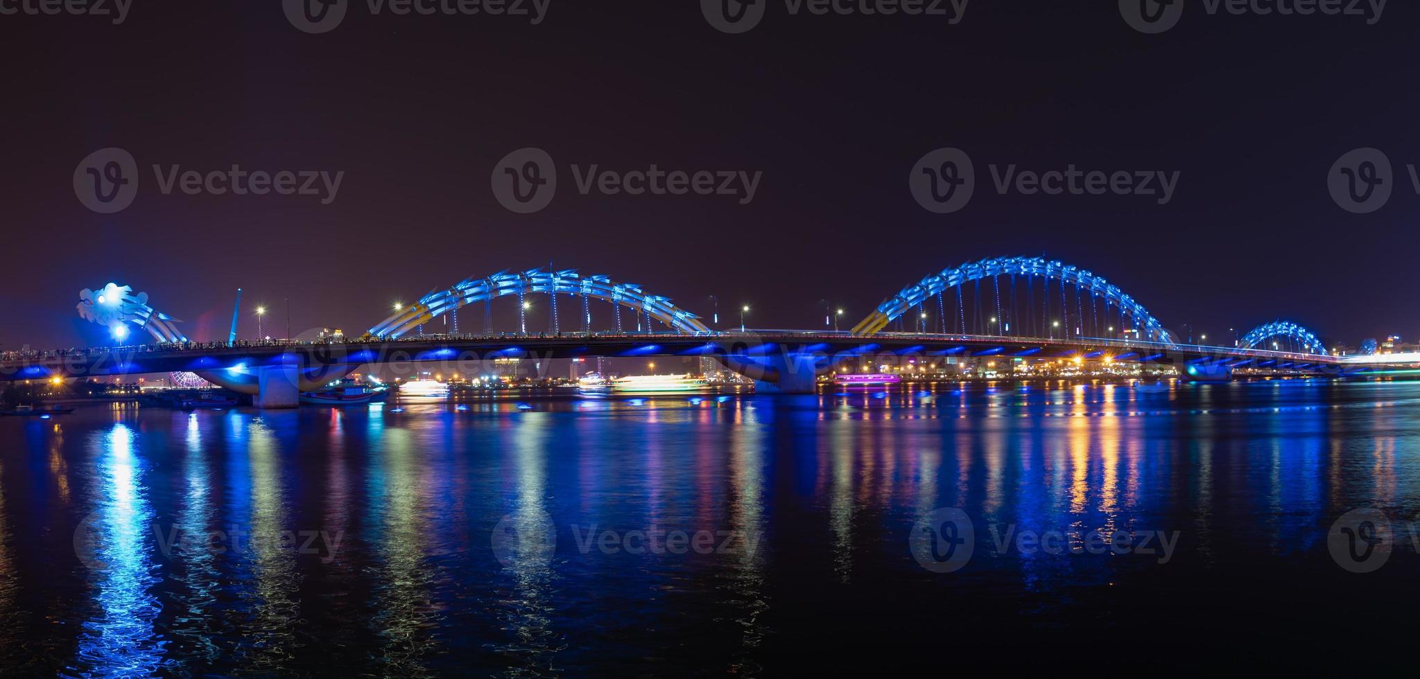 viaggio nel Vietnam concetto, notte Visualizza paesaggio con illuminazione mostrare di Drago ponte attraverso fiume a da nang, Vietnam. foto