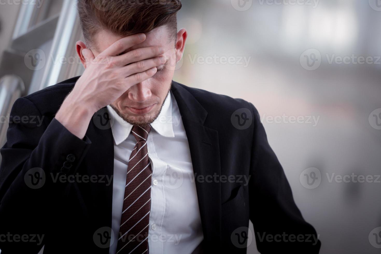 giovane uomo d'affari con male alla testa, stanco, superlavoro, fabbricazione errore, fatica, fine o depressione concetto. foto