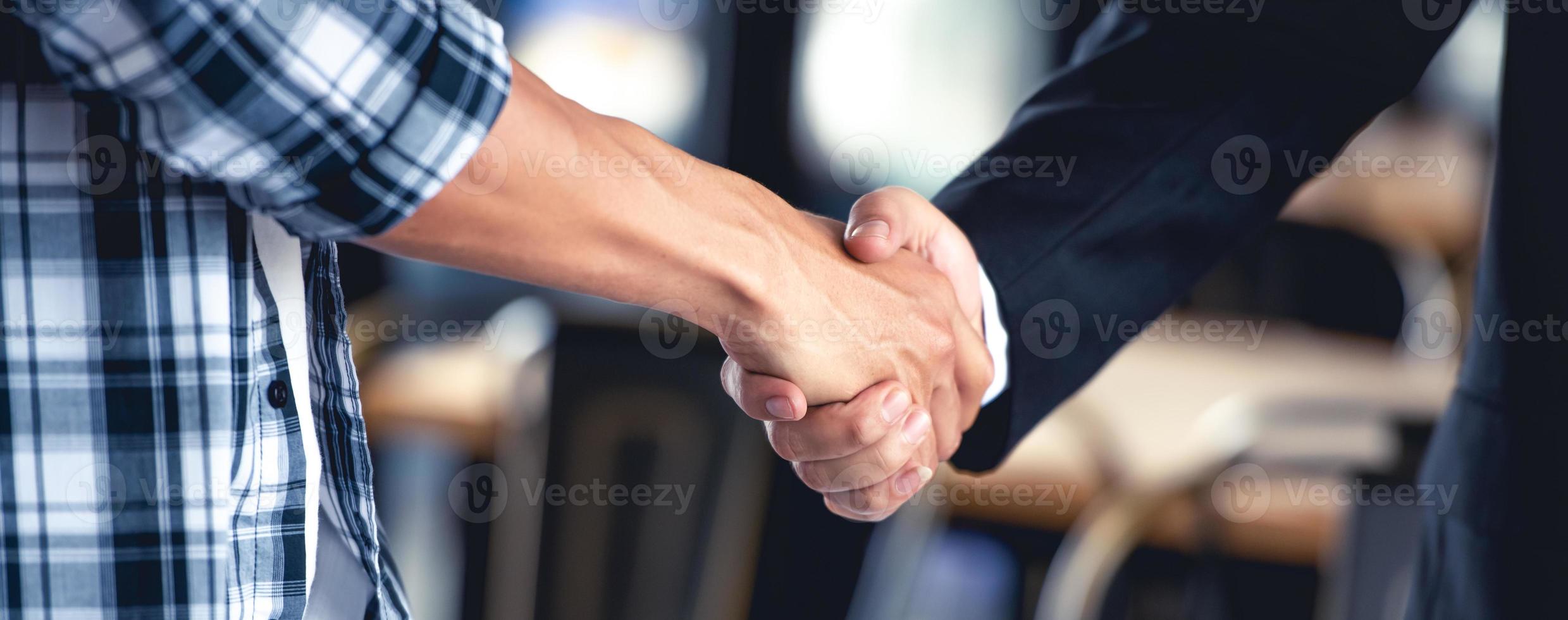 professionale giovane attività commerciale persone stretta di mano, unito, unendo , combinare mani insieme esprimendo positivo, unità, volontario , lavoro di squadra concetti. foto