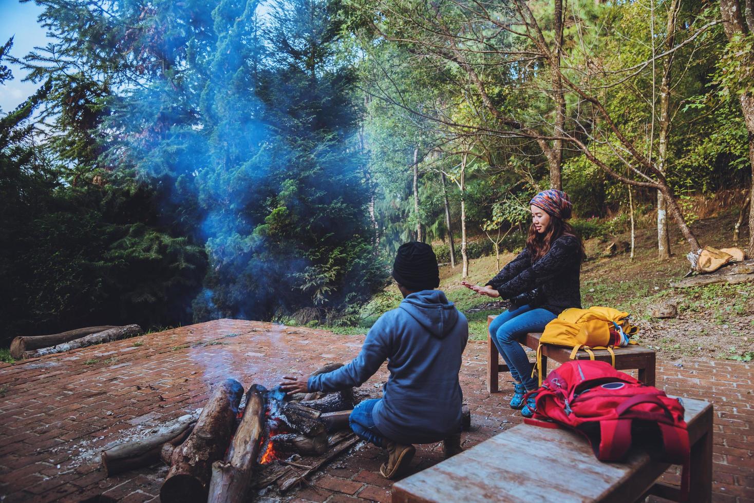 coppia viaggio fotografia natura in montagna rilassarsi in vacanza. gli amanti del romanticismo fanno fuoco d'inverno foto