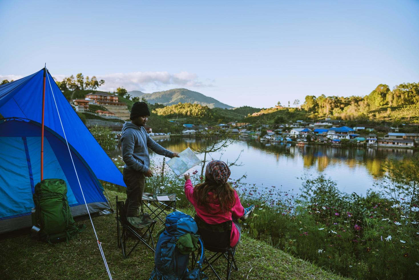 campi di montagna per coppie asiatiche in villaggi rurali, vicino al lago, idee di viaggio, campeggio, vacanze rilassanti.in thailandia foto