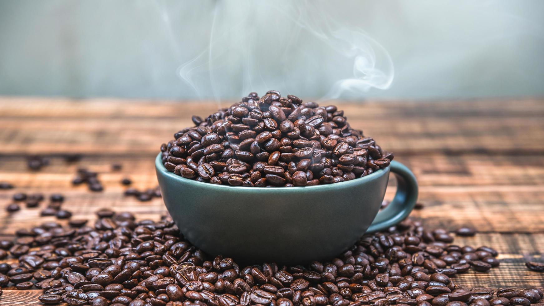 tazza di caffè e chicchi di caffè foto