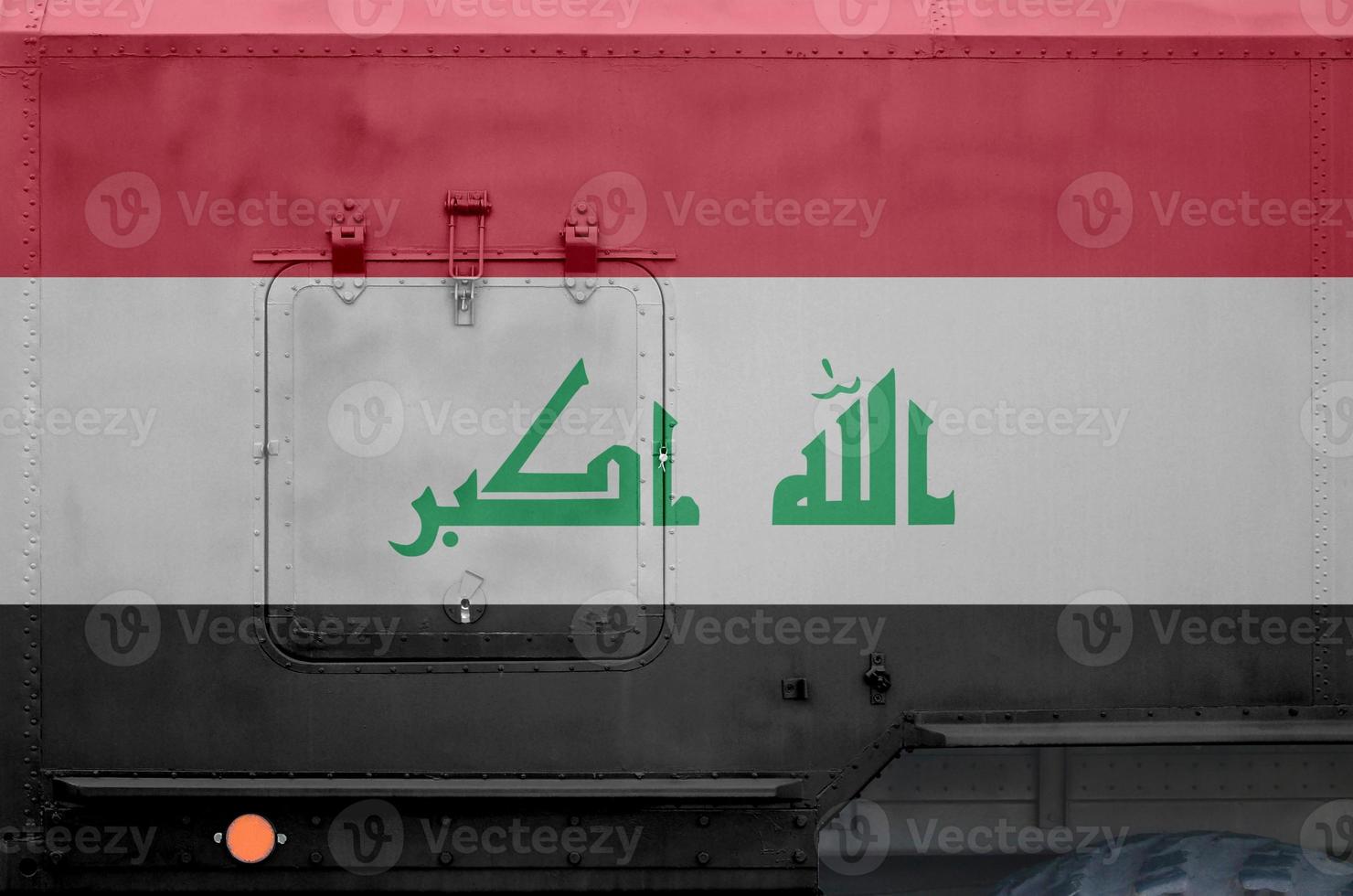 Iraq bandiera raffigurato su lato parte di militare blindato camion avvicinamento. esercito forze concettuale sfondo foto