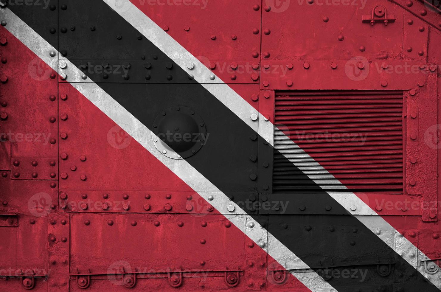 trinidad e tobago bandiera raffigurato su lato parte di militare blindato serbatoio avvicinamento. esercito forze concettuale sfondo foto
