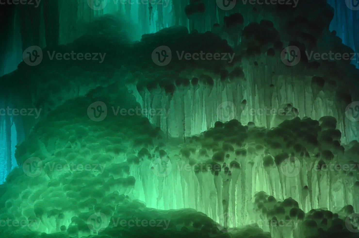 grande blocchi di ghiaccio congelato cascata o caverna sfondo foto