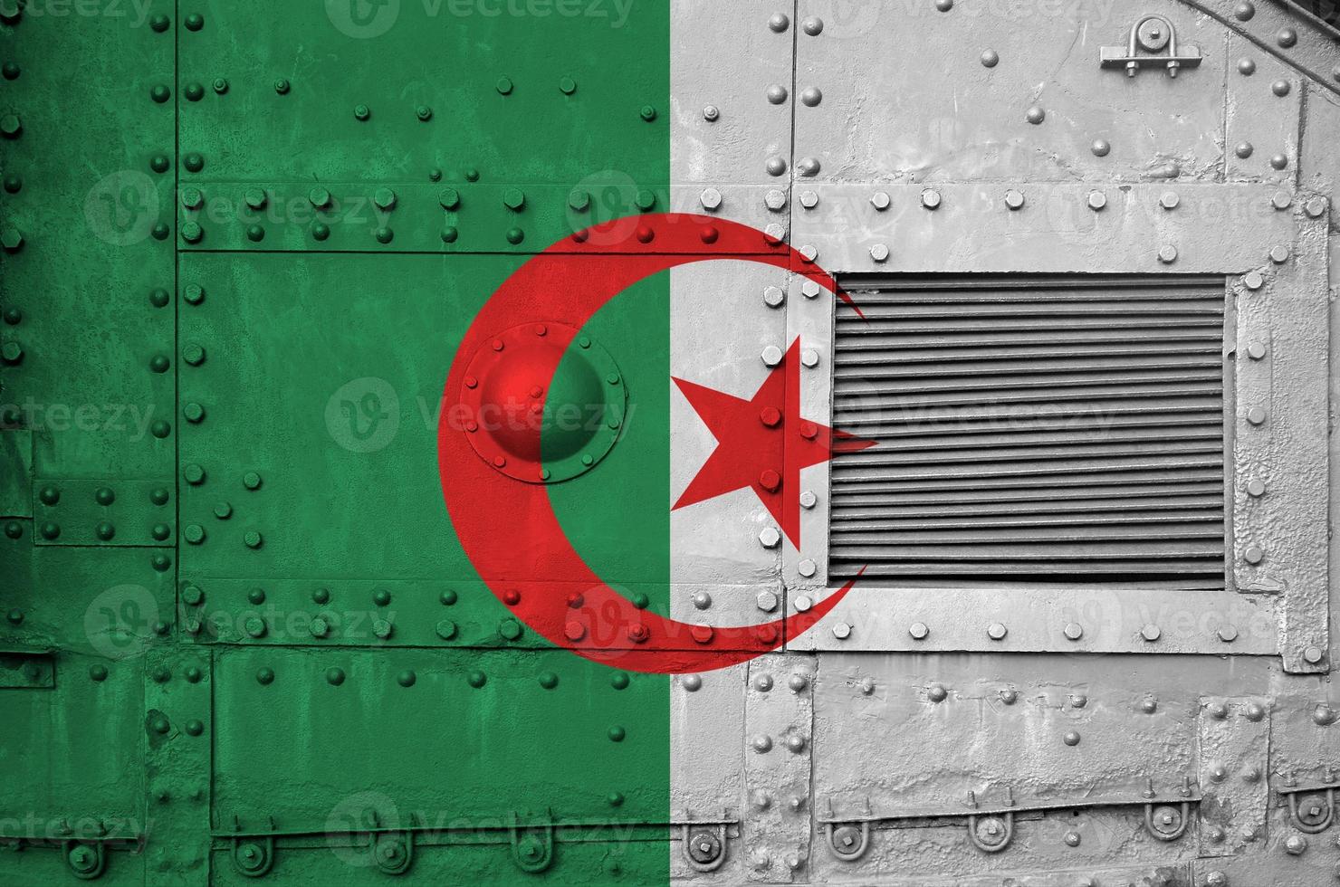 algeria bandiera raffigurato su lato parte di militare blindato serbatoio avvicinamento. esercito forze concettuale sfondo foto