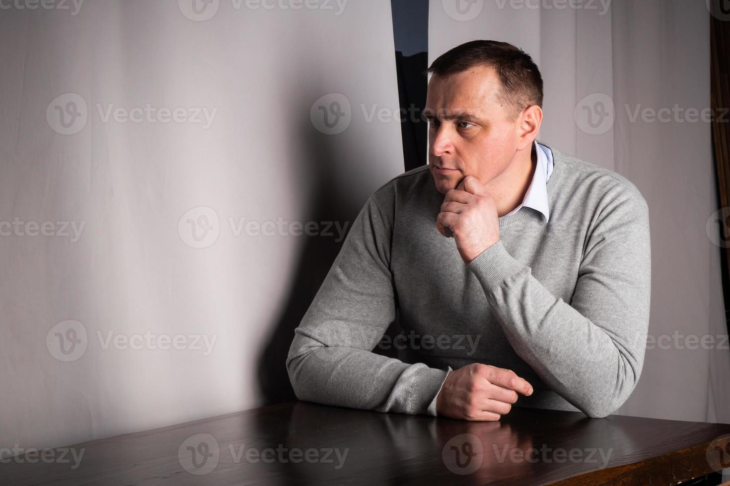 bello uomo nel un' completo da uomo pose nel un interno studio. foto