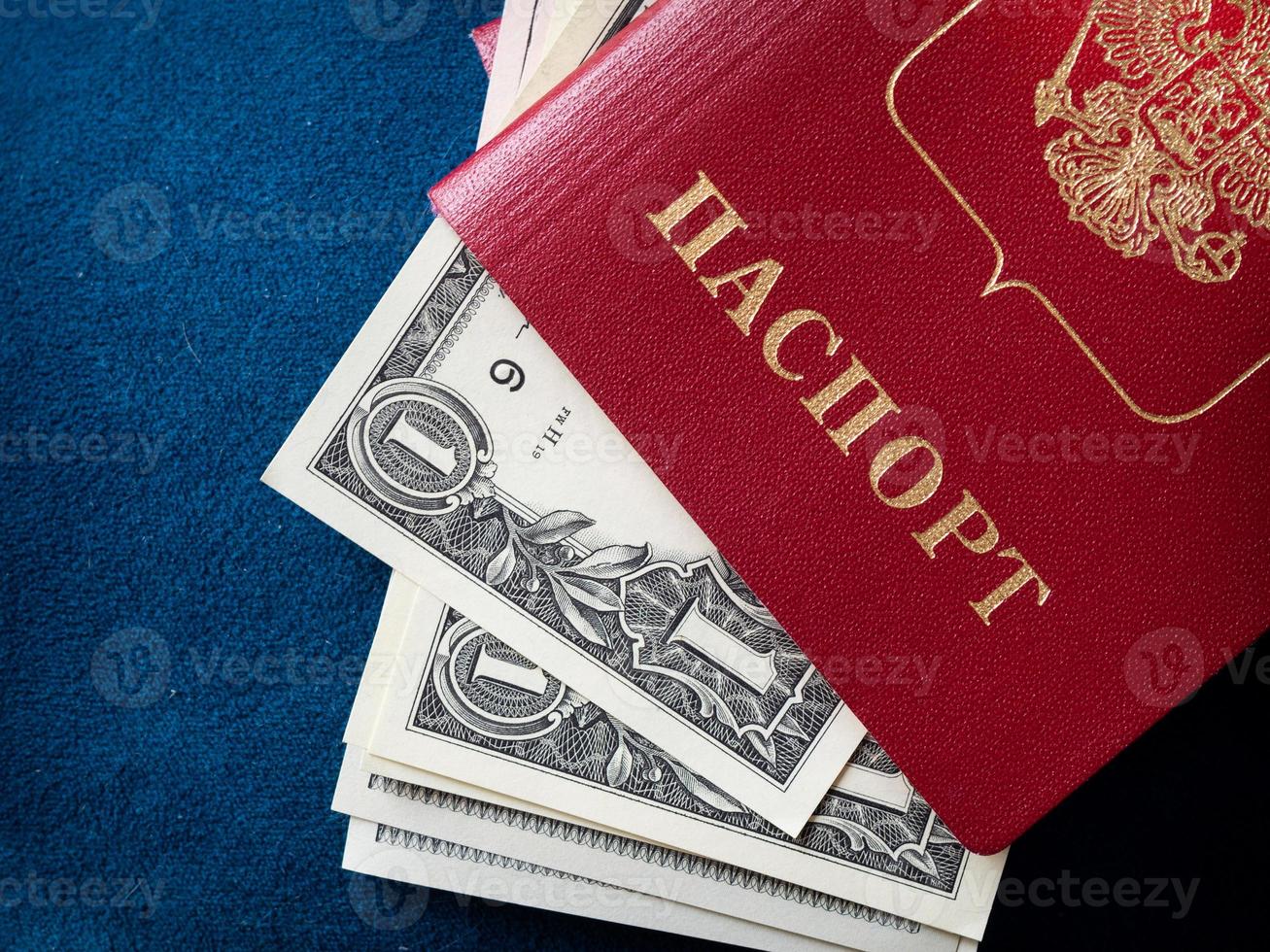 un' straniero passaporto e dollari su un' blu sfondo. foto