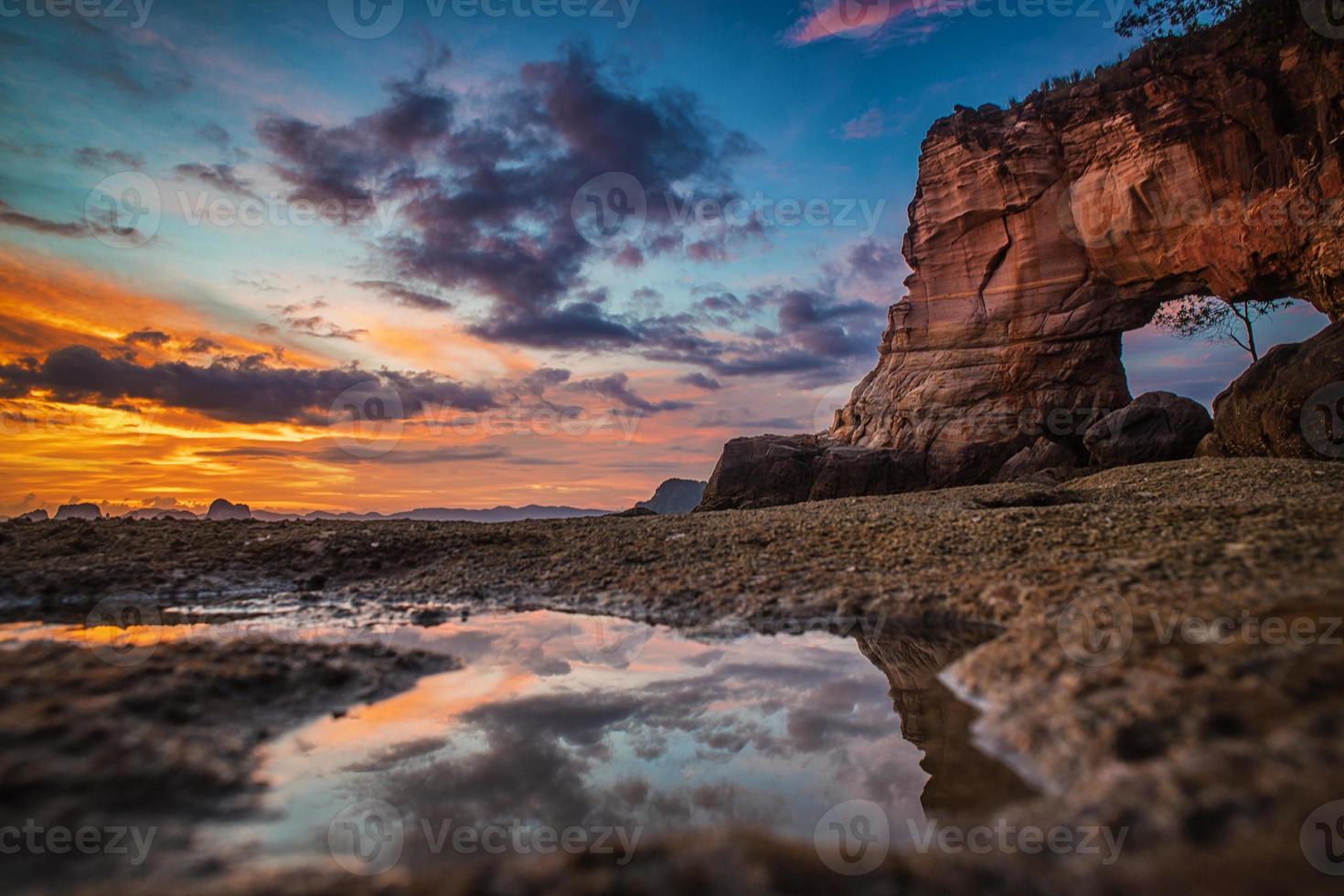 bel tramonto con cielo nuvoloso e ardente. foto