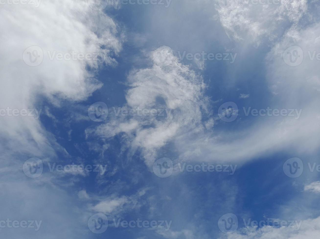 blu cielo con gonfio nuvole sfondo. naturale sfondo. foto