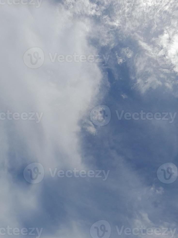 blu cielo con gonfio nuvole sfondo. naturale sfondo foto