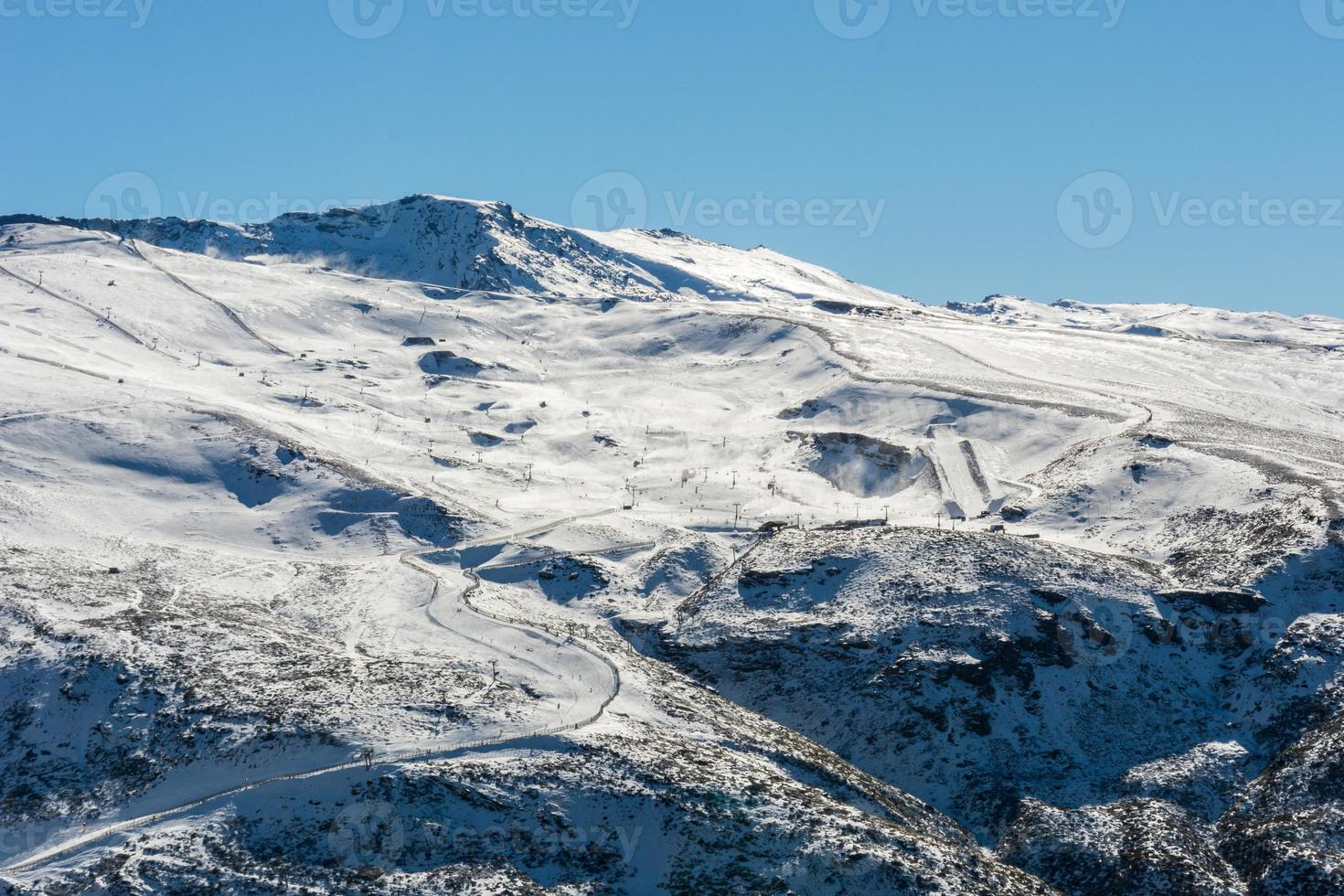 panoramico Visualizza di sciare ricorrere nel sierra Nevada, sciatori lungo il versante foto