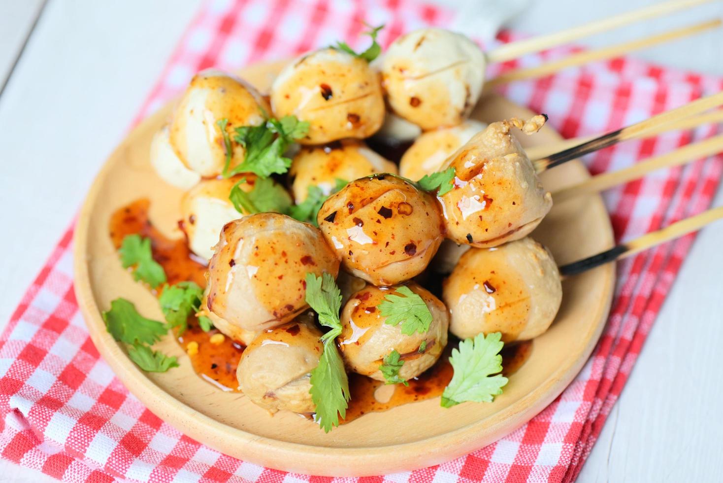 Polpette su piatto con con speziato salsa, grigliato polpetta e Maiale sfera, carne palla su spiedini e fresco coriandolo la verdura, tailandese cibo asiatico cibo carne palle - Maiale palle foto