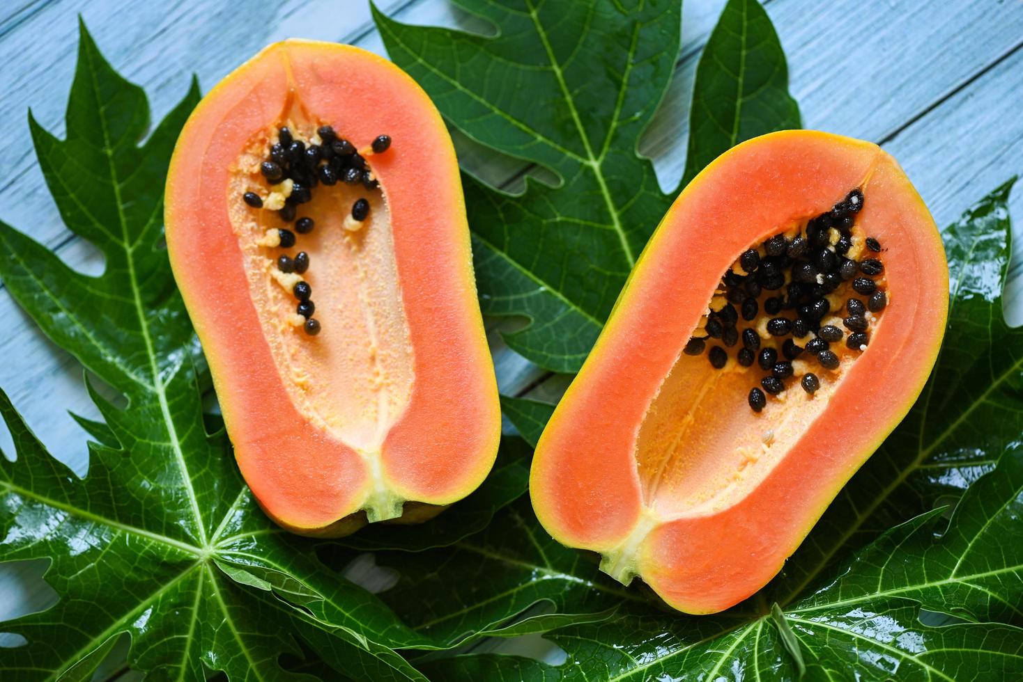 papaia frutta su sfondo, fresco maturo papaia fetta tropicale frutta con papaia seme e foglia le foglie a partire dal papaia albero foto