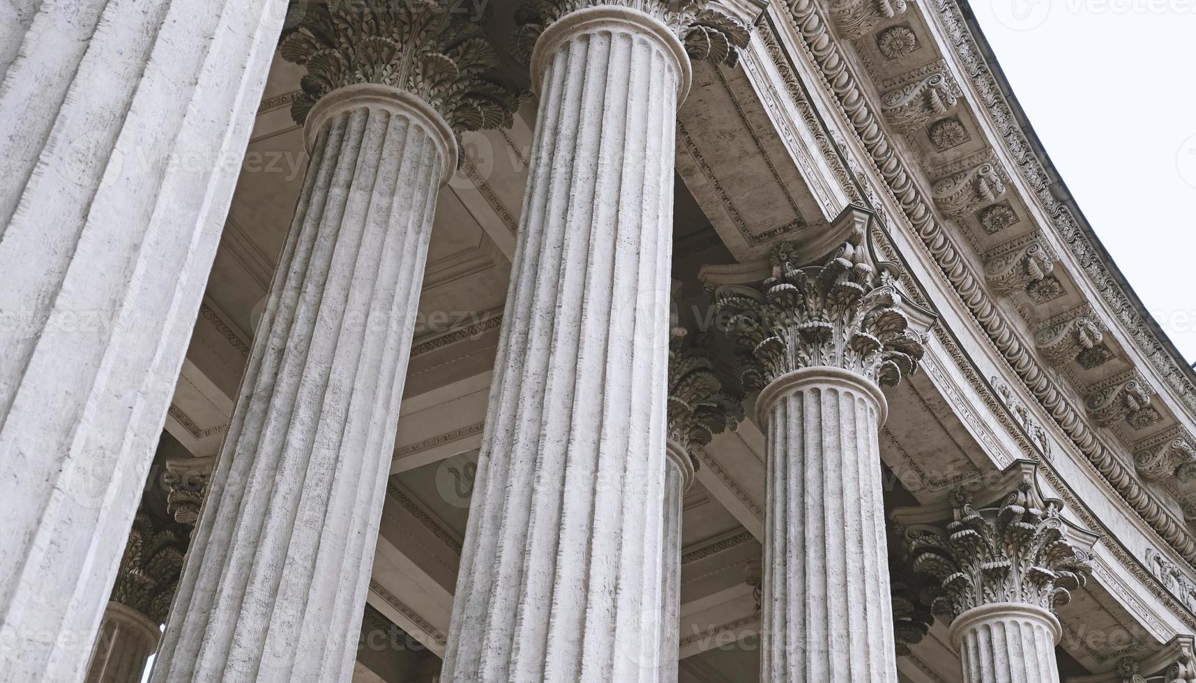 classico architettonico colonna. dettagli di il architettura di un' storico costruzione. elemento di esterno edificio con colonne e stucco modanatura su il soffitto di Cattedrale nel st. pietroburgo, Russia. foto