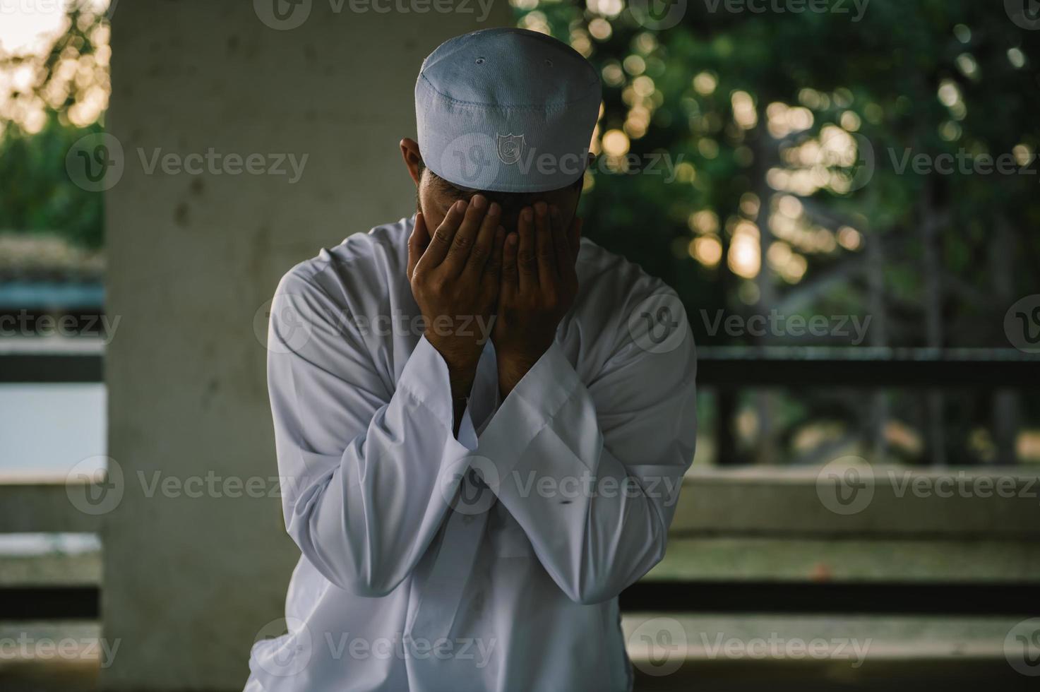 preghiera dell'uomo islam asiatico, preghiera dei giovani musulmani, concetto di festival del ramadan foto