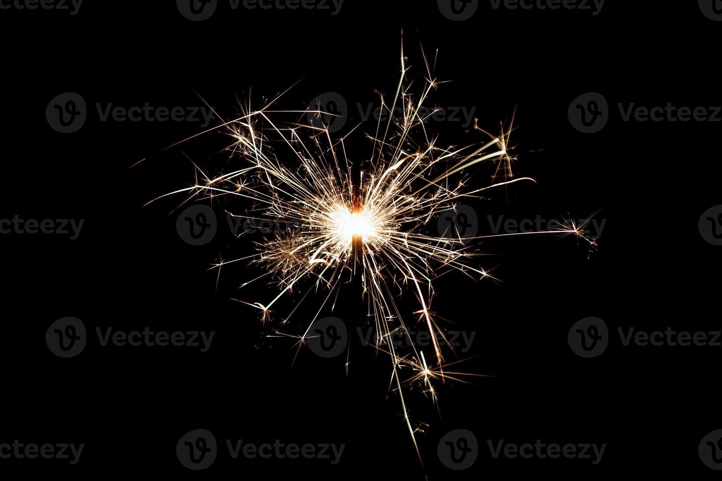 scintillante in fiamme isolato su sfondo nero. tema fuochi d'artificio. effetto luce e consistenza. foto