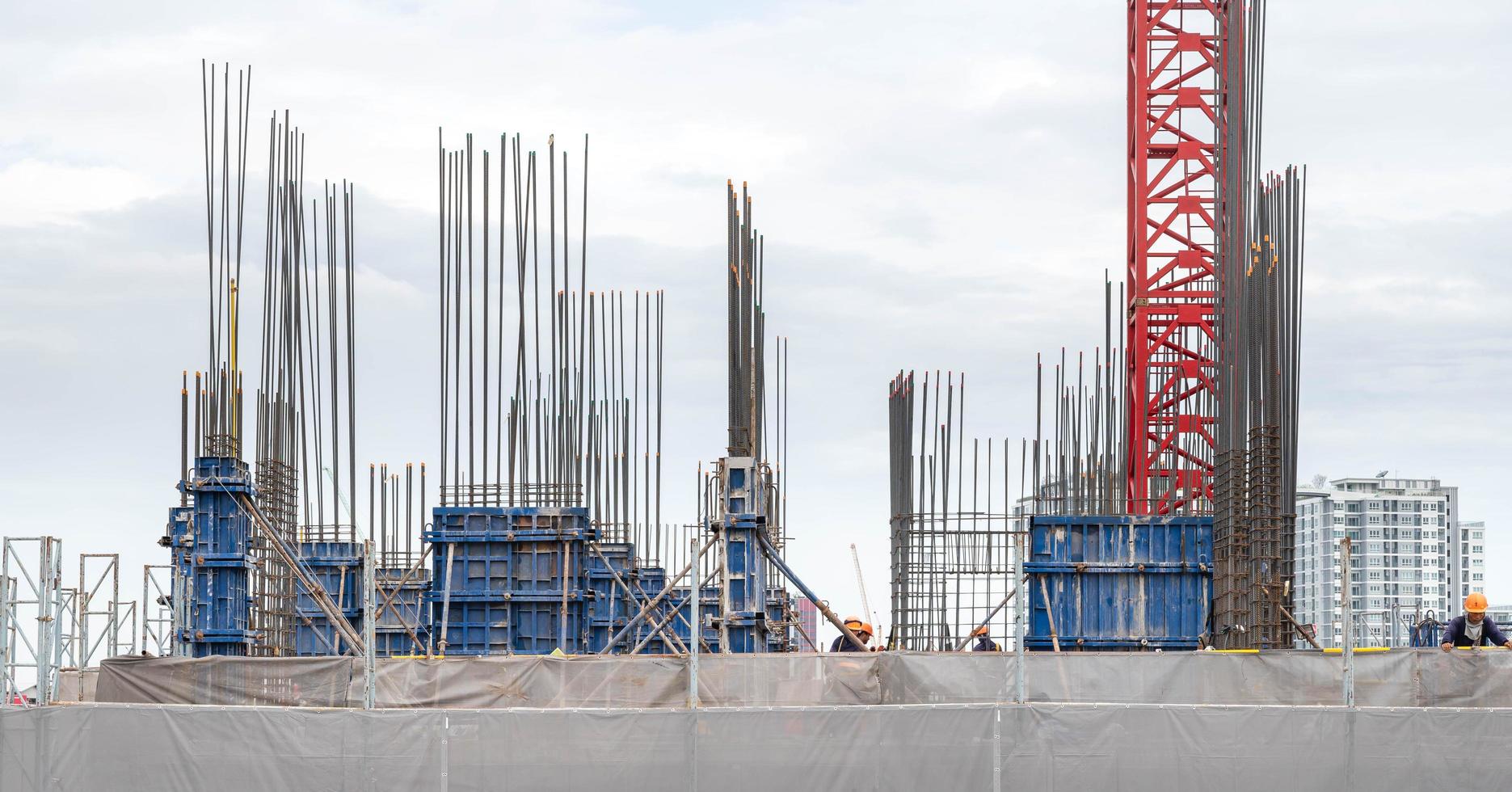 Visualizza di il costruzione luogo e rosso gru per edificio moderno Residenziale la zona, costruzione concetto per il sviluppare città. foto