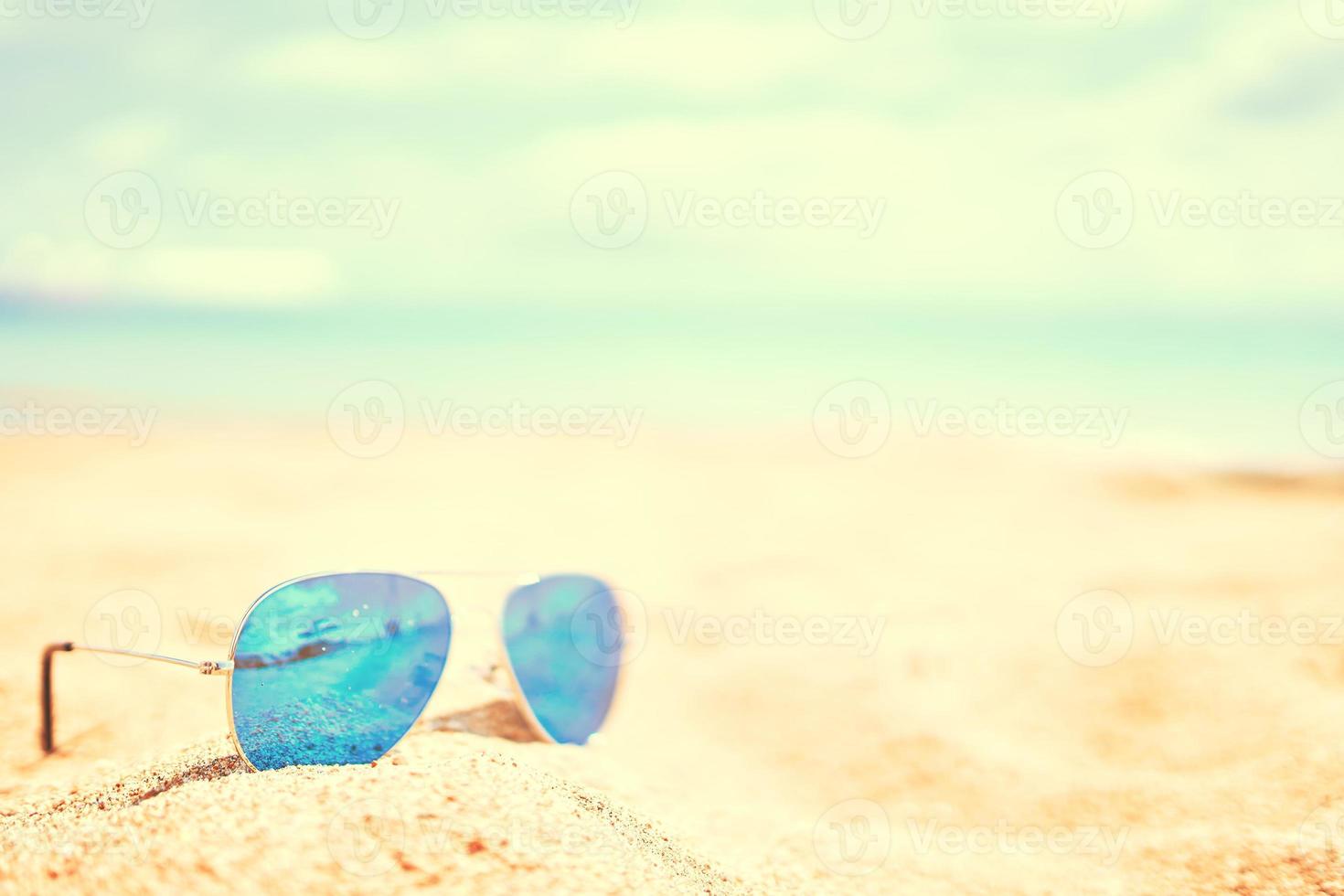 occhiali da sole su il spiaggia. foto