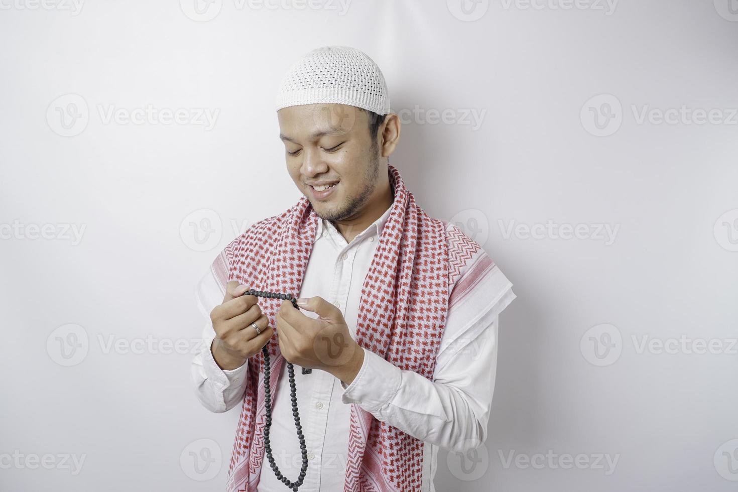 contento bello asiatico musulmano uomo è preghiere per Dio. foto