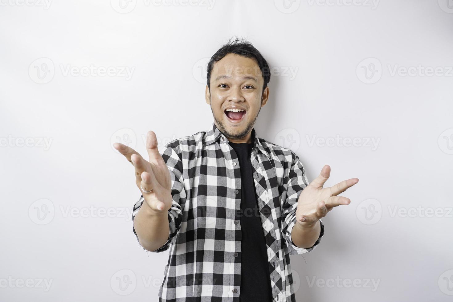 un' ritratto di un' contento asiatico uomo indossare tartan camicia è sorridente isolato di bianca sfondo foto
