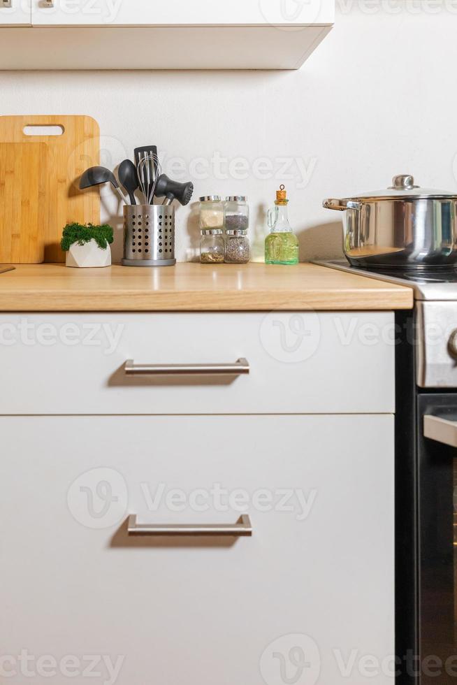 cucina scandinava classica minimalista con dettagli bianchi e in legno. Cucina Bianca Moderna Design D'interni In Stile Contemporaneo Pulito foto