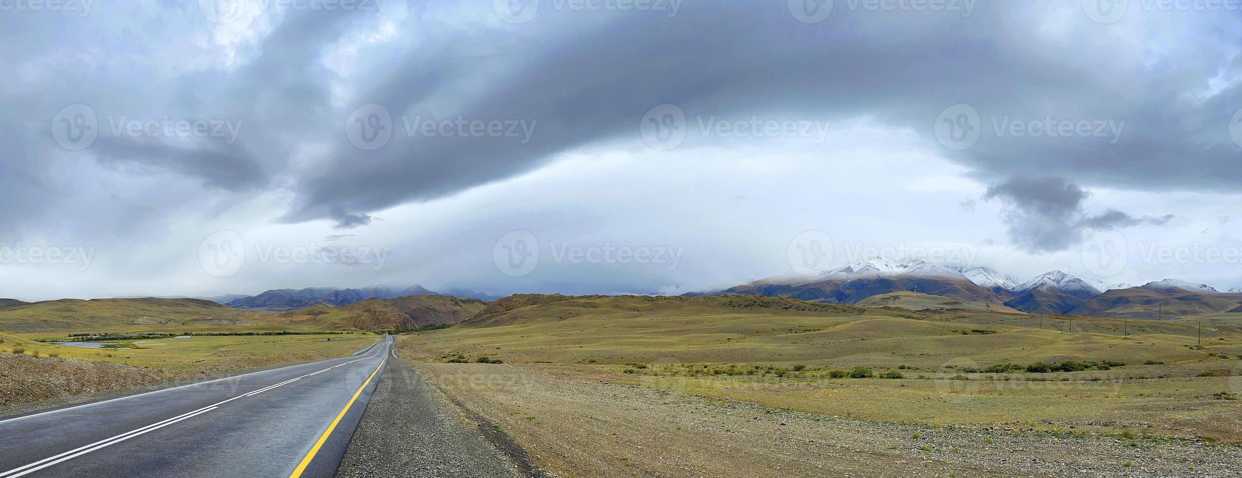 il strada va in il distanza nel il montagne, un' parte di il chuisky tratto , altai, Russia foto