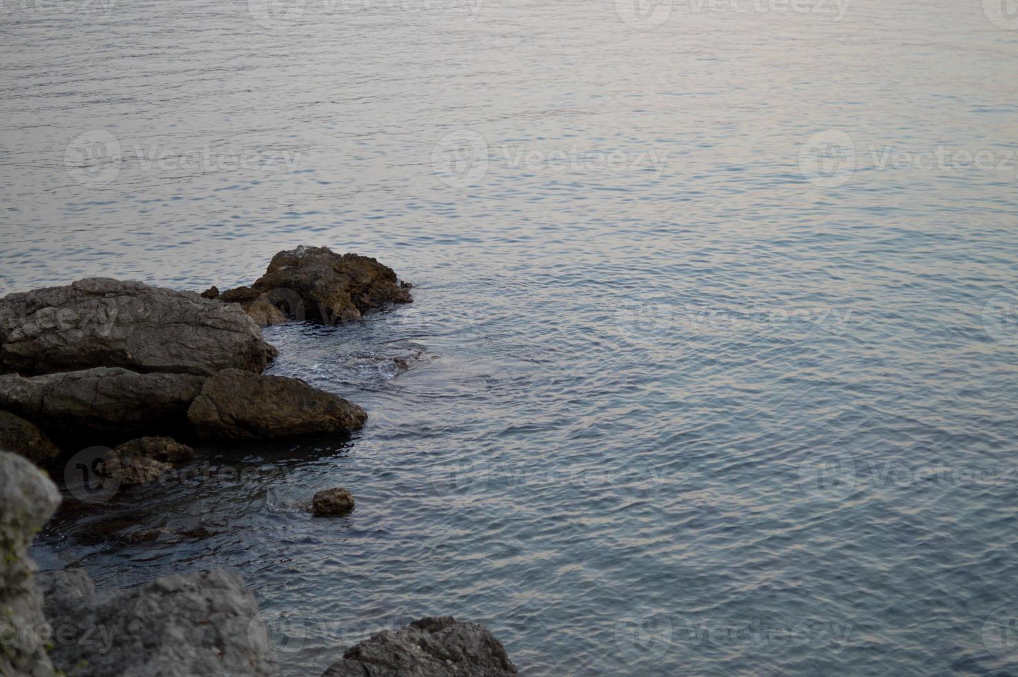 rocce a il spiaggia, calma acqua foto