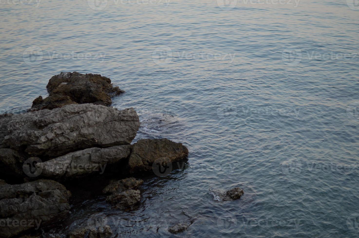 rocce a il spiaggia, calma acqua foto