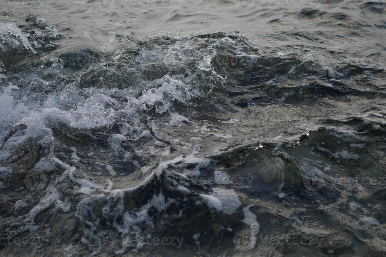 mare onde Crashing in rocce, vicino su acqua foto