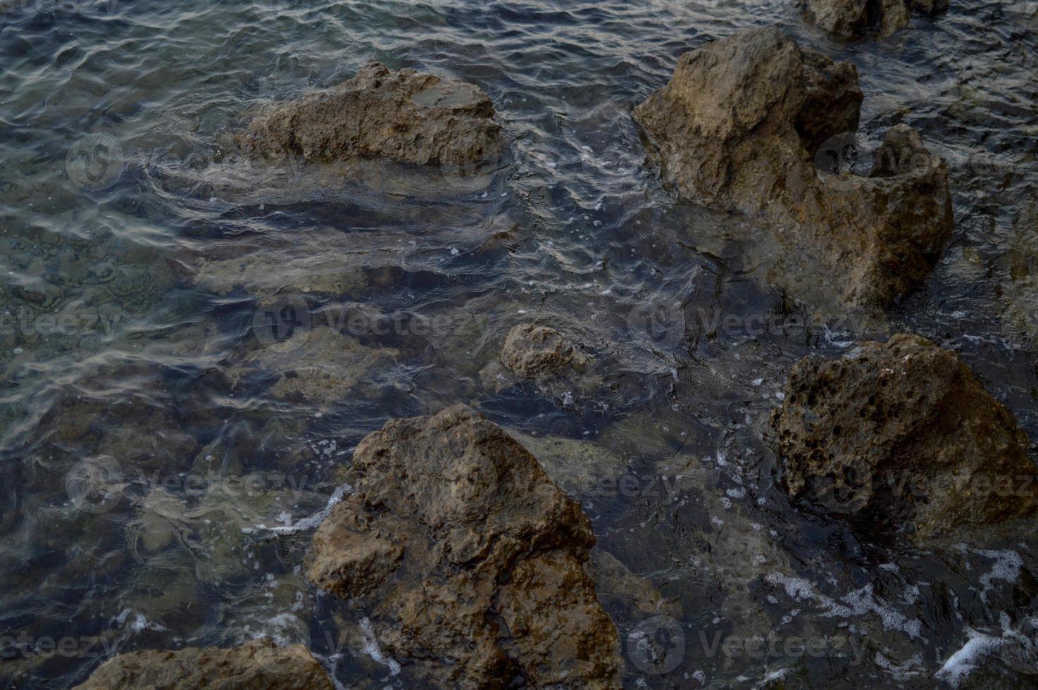 chiaro mare acqua, rocce a il spiaggia. foto