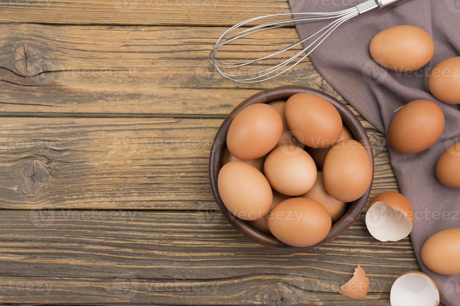 pollo uova nel un' di legno ciotola azienda agricola fresco biologico uova di cui su un' rustico legna foto