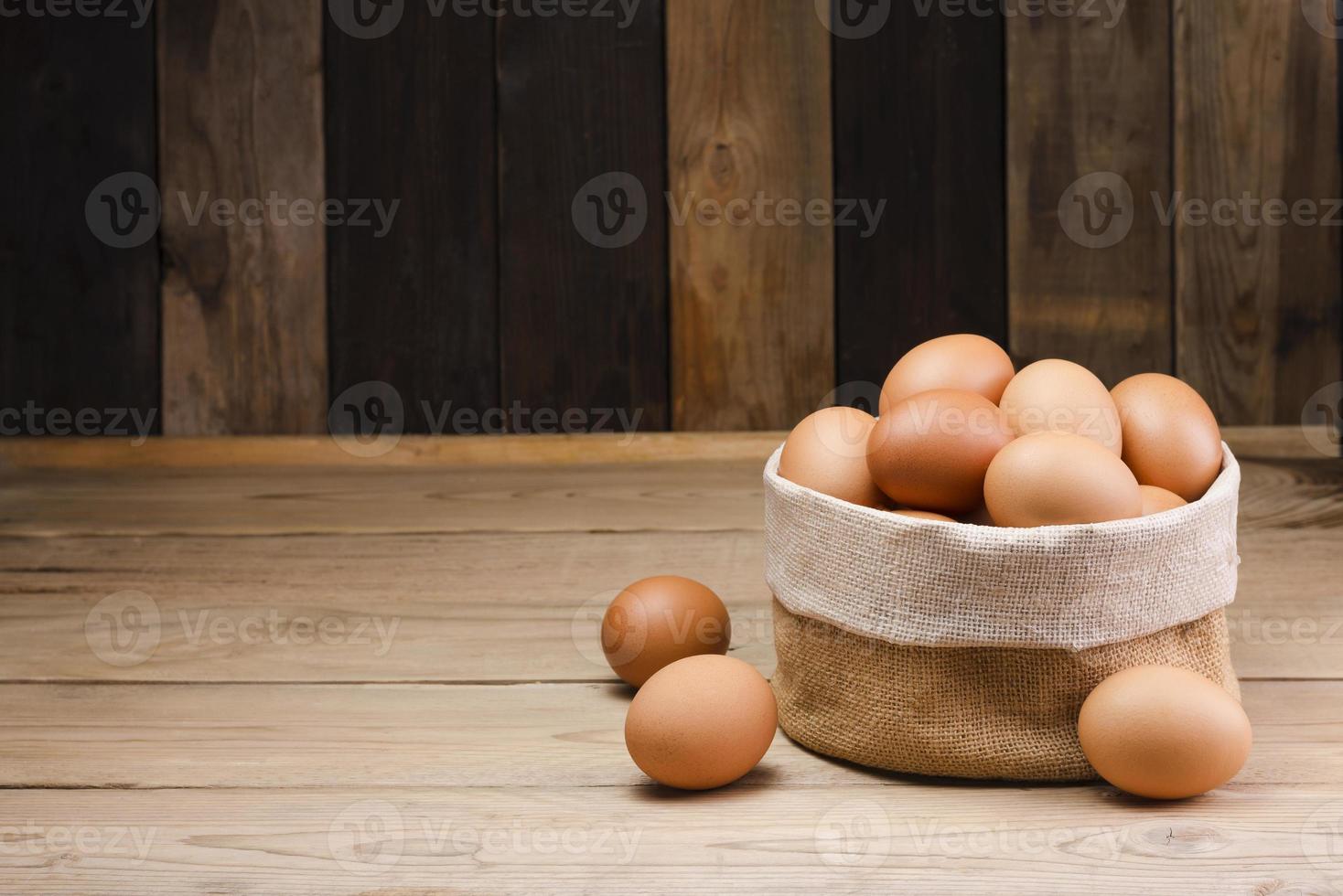 fresco biologico pollo uova a partire dal il azienda agricola su un' rustico di legno tavolo. foto