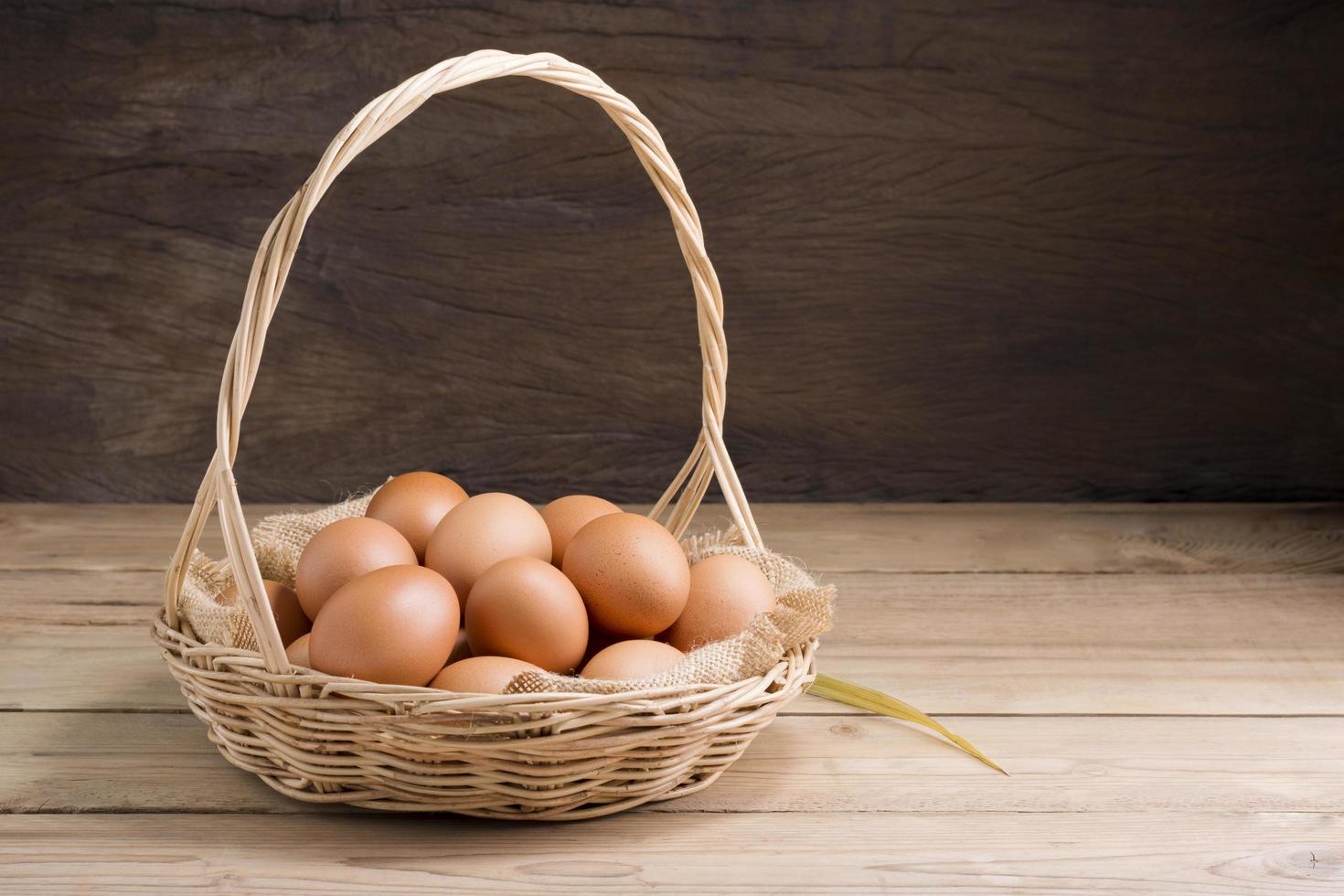 fresco biologico pollo uova a partire dal il azienda agricola su un' rustico di legno tavolo. foto