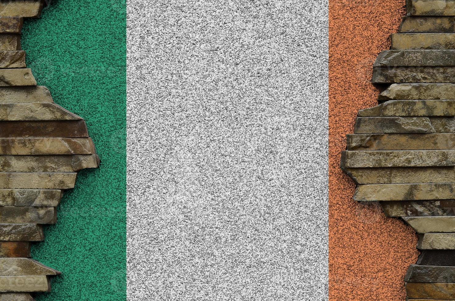 Irlanda bandiera raffigurato nel dipingere colori su vecchio pietra parete avvicinamento. strutturato bandiera su roccia parete sfondo foto