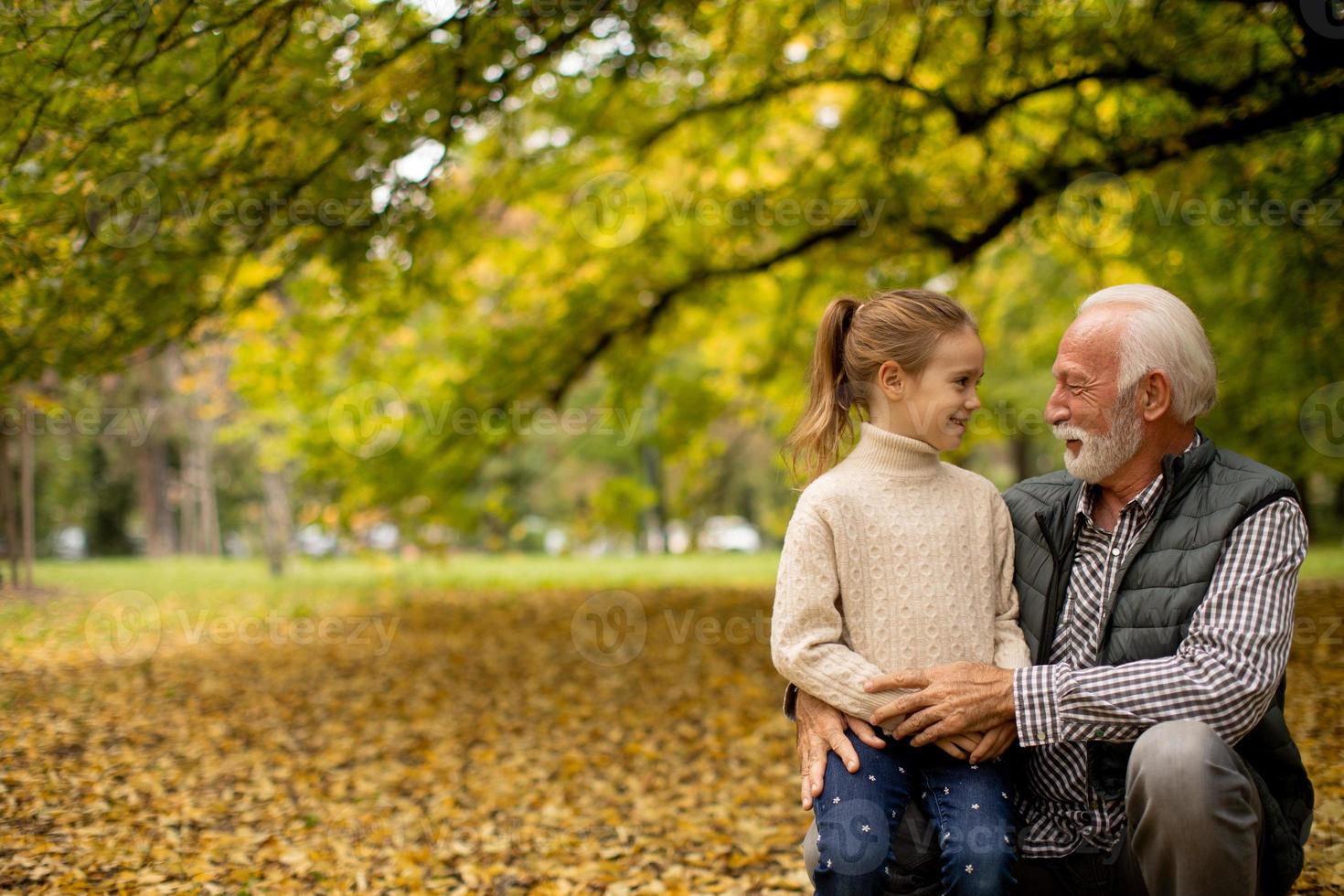 nonno la spesa tempo con il suo nipotina nel parco su autunno giorno foto