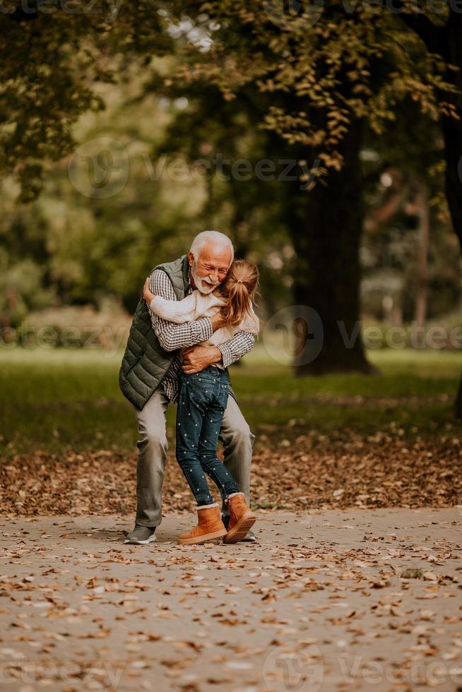 nonno la spesa tempo con il suo nipotina nel parco su autunno giorno foto