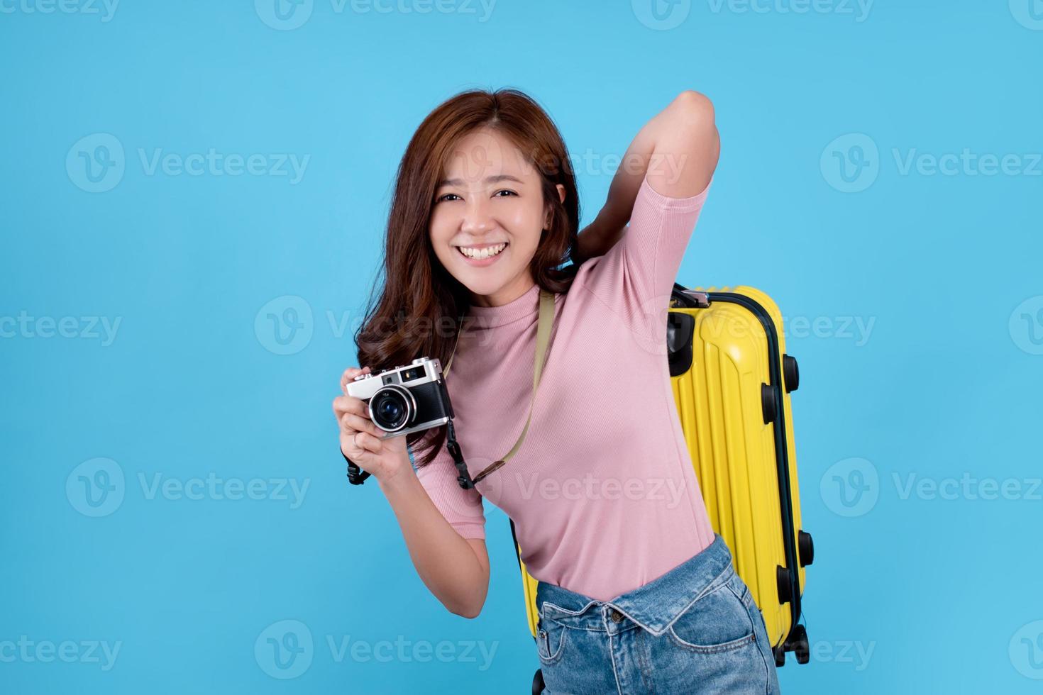 bellissimo asiatico donna è eccitato e trasporto un' valigia pronto per viaggio. foto
