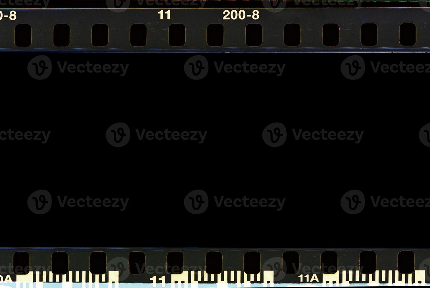 vero film confine striscia scansione e vecchio struttura telaio e isolato nero spazio. foto