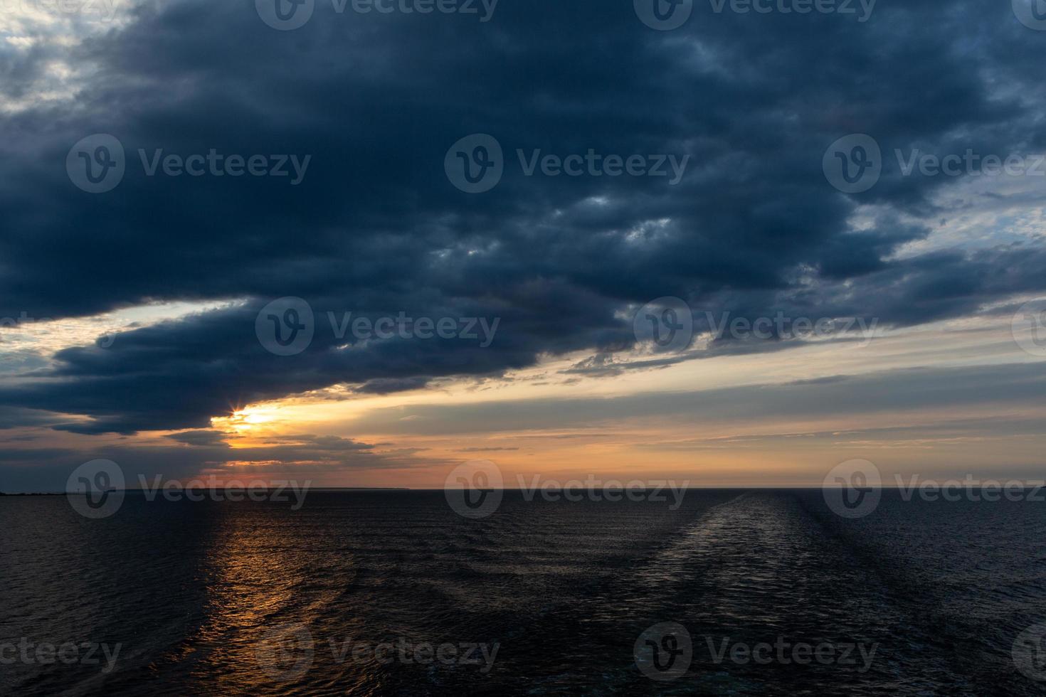 nuvoloso mare visualizzazioni di il baltico mare a Alba foto