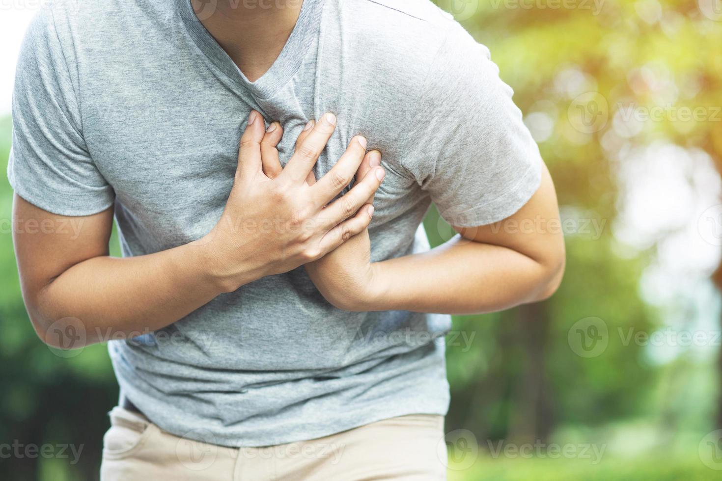 uomo avendo il petto dolore - cuore attacco all'aperto. o pesante esercizio cause il corpo per shock cuore malattia foto