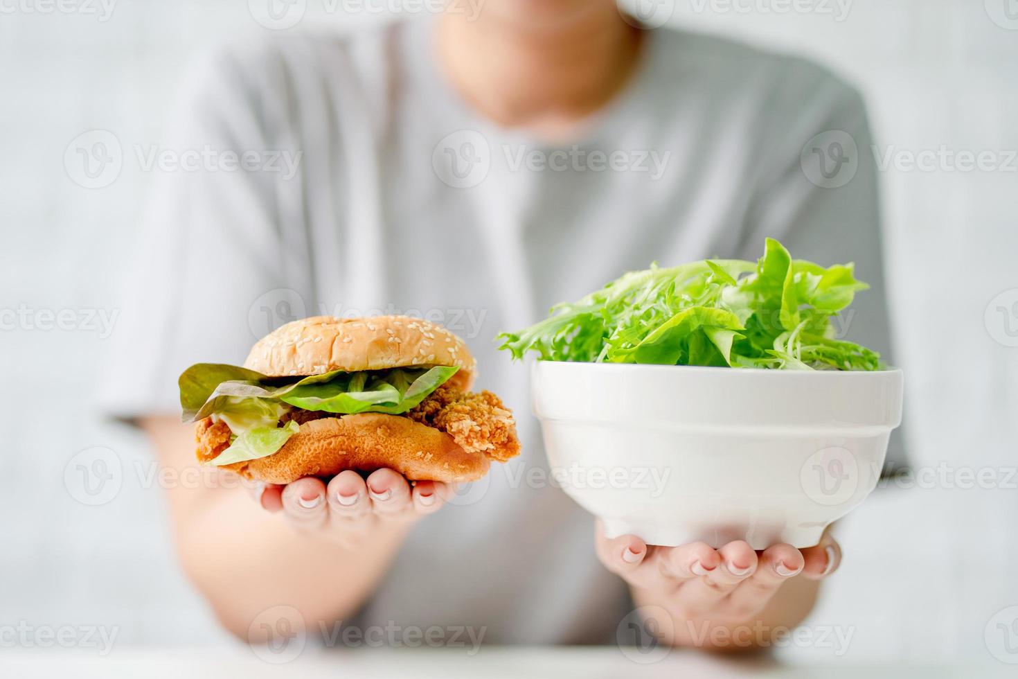 la scelta fra Rifiuto cibo e salutare cibo, dieta e bene Salute concetto. foto