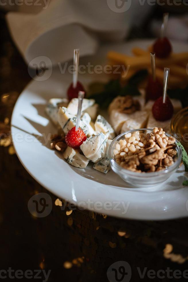 buffet di benvenuto con alcolici e snack foto