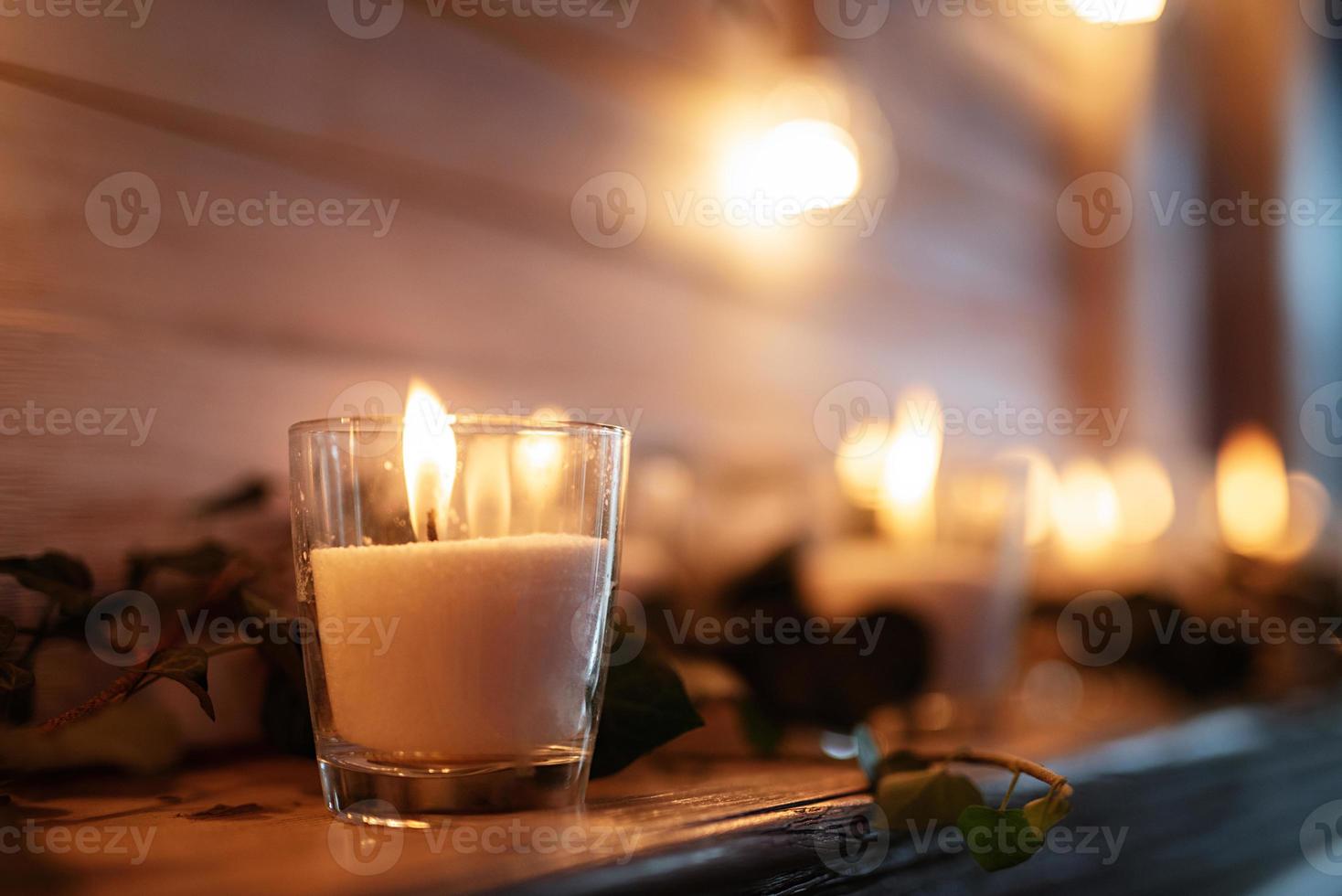 decorazioni di candele atmosferiche con fuoco vivo sul banchetto foto