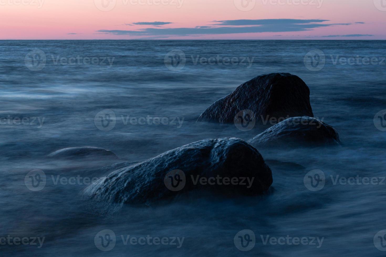 pietre su il costa di il baltico mare a tramonto foto