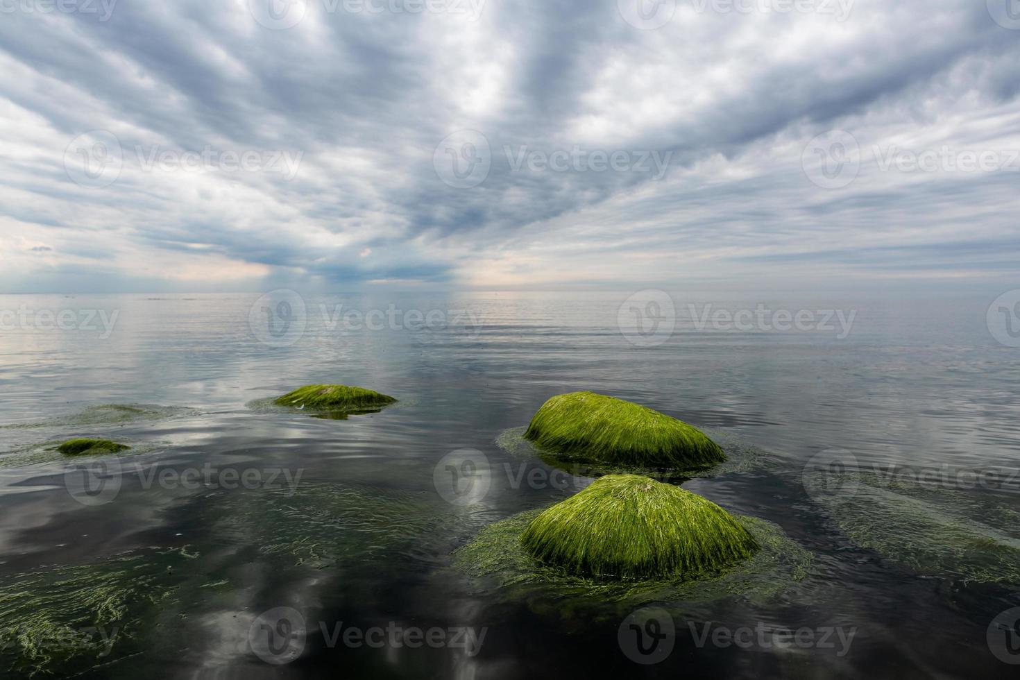 pietre su il costa di il baltico mare a tramonto foto