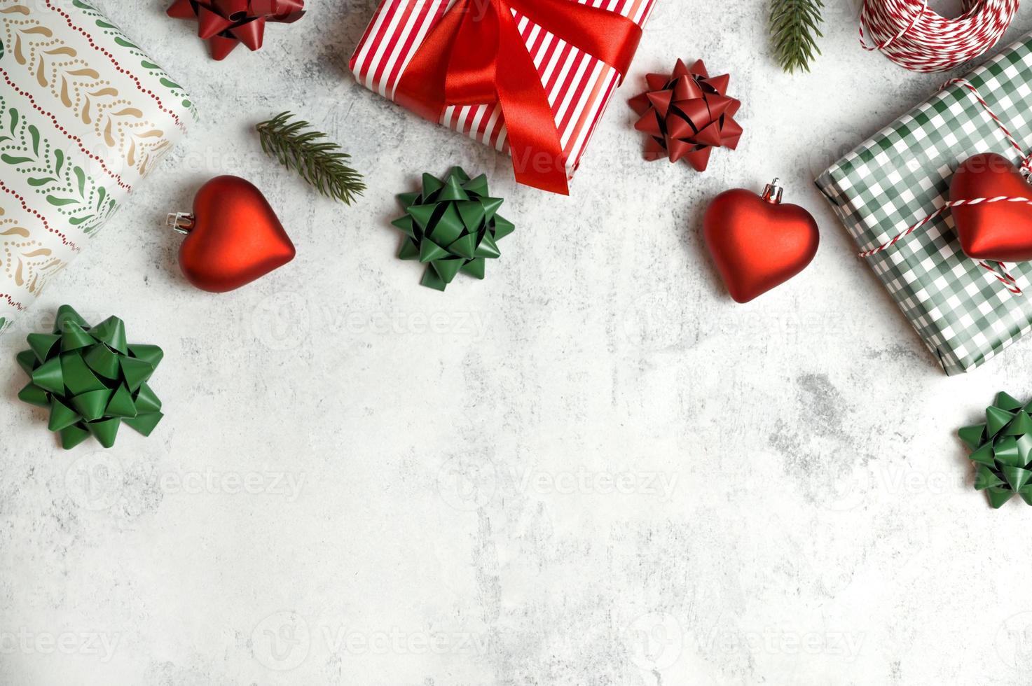 Natale tradtional sfondo. regalo scatole, ornamenti, abete rami e decorazioni su tavolo.festivo piatto posare con posto per testo foto