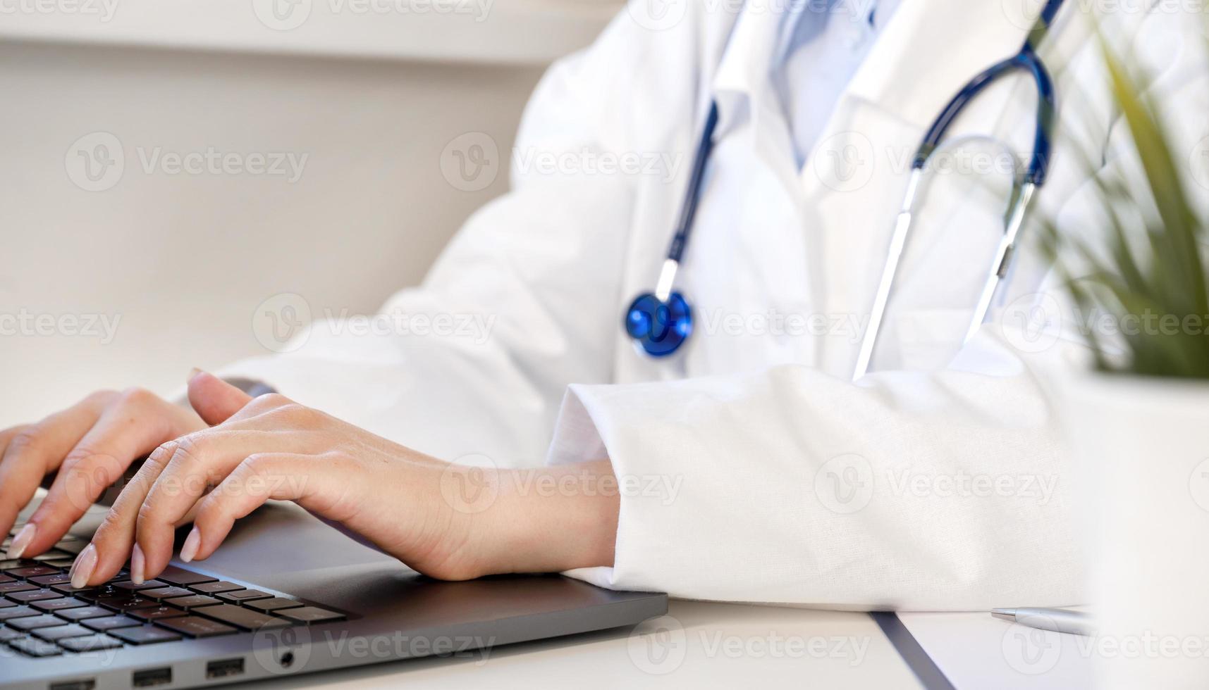 irriconoscibile medico Lavorando nel Consiglio dei ministri su laptop.in linea consultazione concetto foto