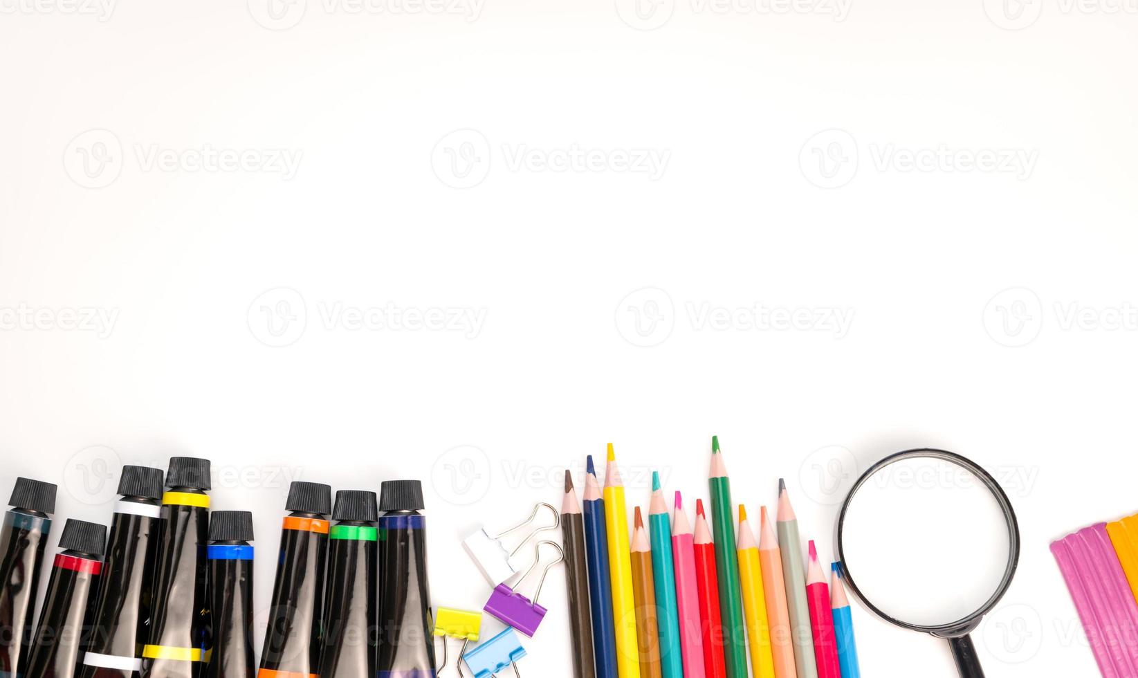 indietro per scuola concetto,.flalt posare con matita, lente d'ingrandimento, carta clip,calcolatrice.copyspace banner.preschool.art forniture foto