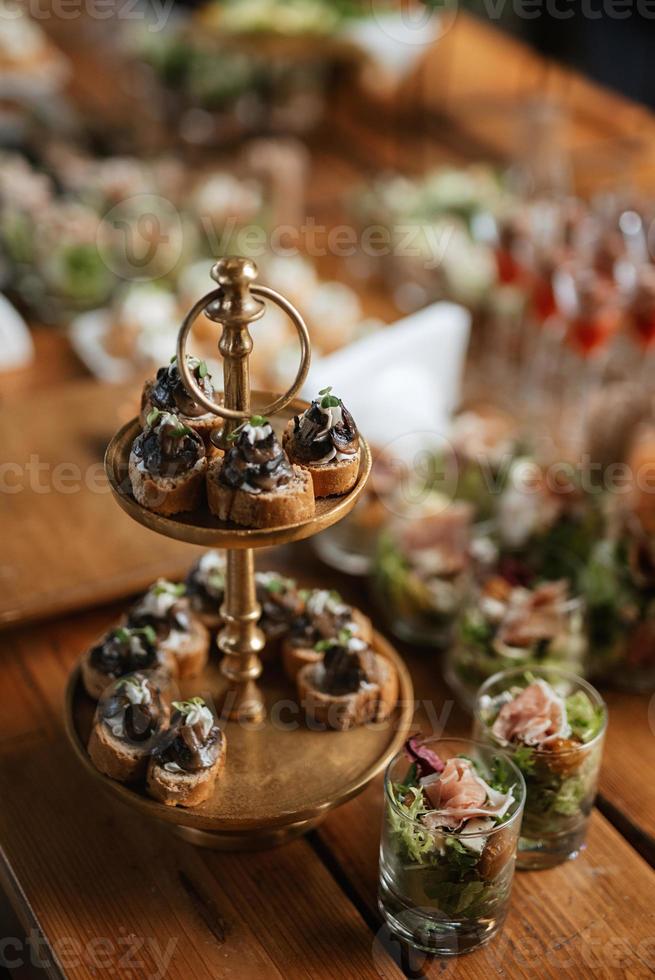 buffet di benvenuto con alcolici e snack foto